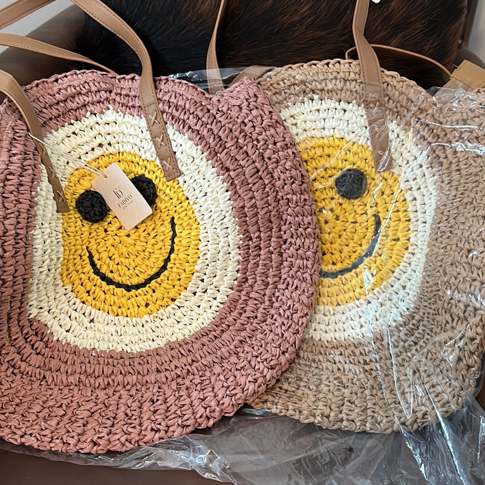 NWT woven circle straw smile tote. Vinyl handle/zipper/1 pocket